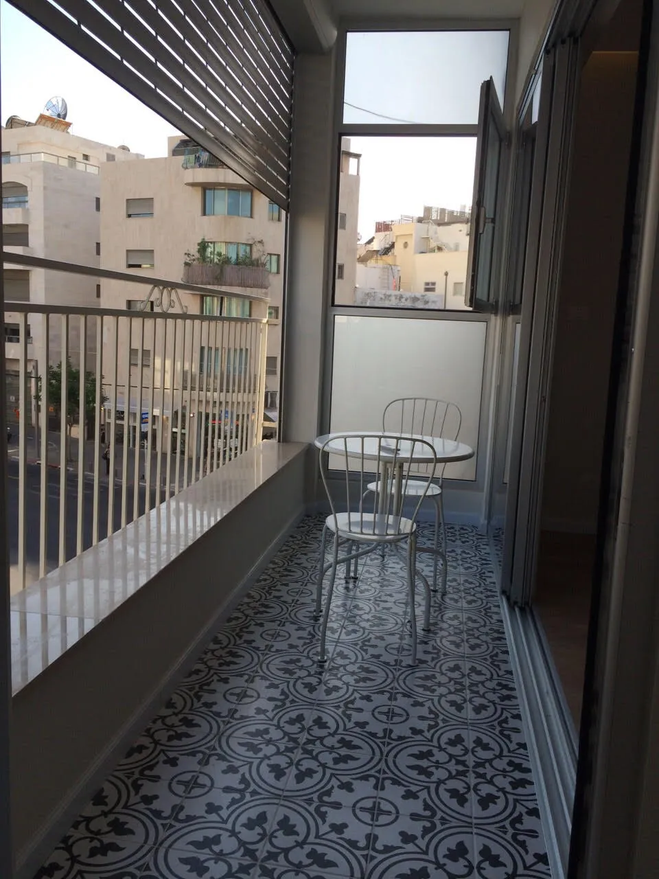 סלון מודרני בדירת ארבעה חדרים — 3
